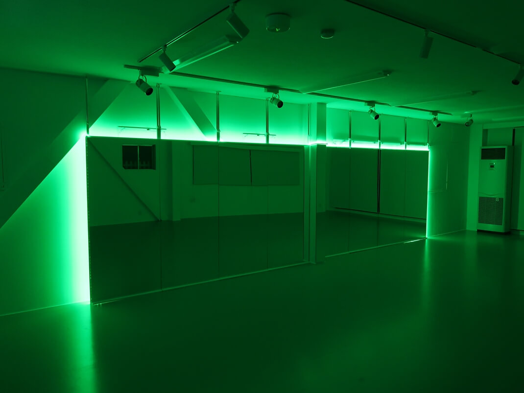 LEDライトにより幻想的な雰囲気のレンタルスタジオ