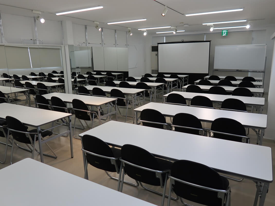 ココシゴトのレンタルスタジオ内に長机と椅子を設置した様子