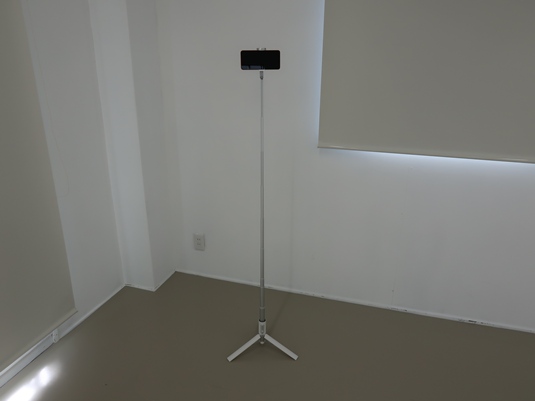 ココシゴトのレンタルスタジオ内にはスマホ用三脚を設置済み