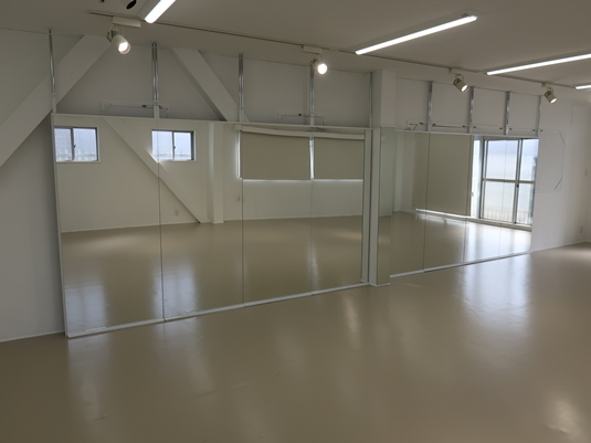 ココシゴトのレンタルスタジオに設置された大型ミラー