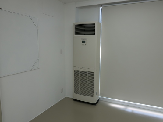 ココシゴトのレンタルスタジオ内に設置された業務用エアコン