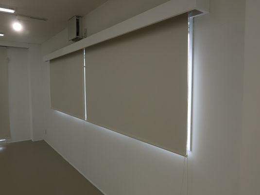 ココシゴトのレンタルスタジオ内に設置した遮光ロールスクリーン