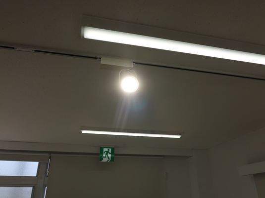 ココシゴトのレンタルスタジオ内に設置したスポットライト（昼白色）