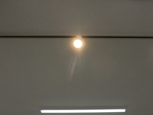 ココシゴトのレンタルスタジオ内に設置したスポットライト（電球色）